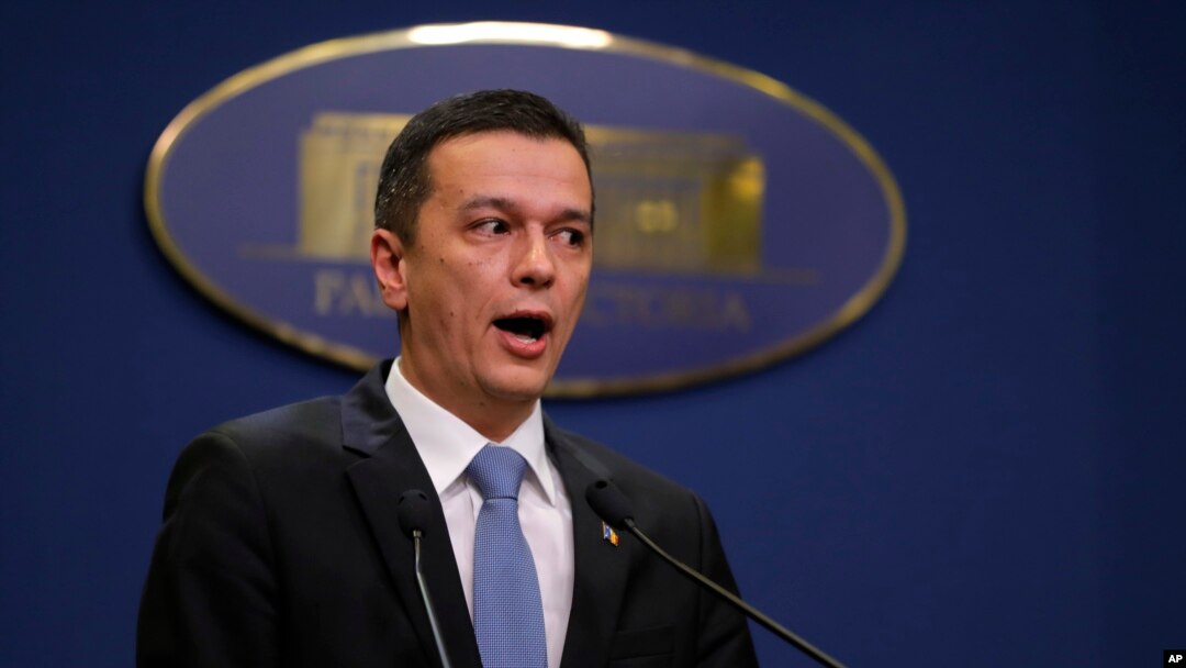 Perdana Menteri Romania Sorin Grindeanu berbicara kepada wartawan di Bukares (4/2). (AP/Vadim Ghirda)