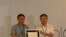 柯文哲與沙海林互贈了禮物。台北市政府贈送了用上海字體的活版鉛字印刷組“貳零壹陸台北上海城市論壇”。（美國之音林楓拍攝） 