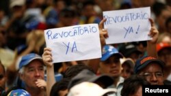 "Hacemos un llamado a las autoridades venezolanas para que permitan que el proceso (de referendo revocatorio) siga delante de una manera oportuna", dijo el vocero del Departamento de Estado.