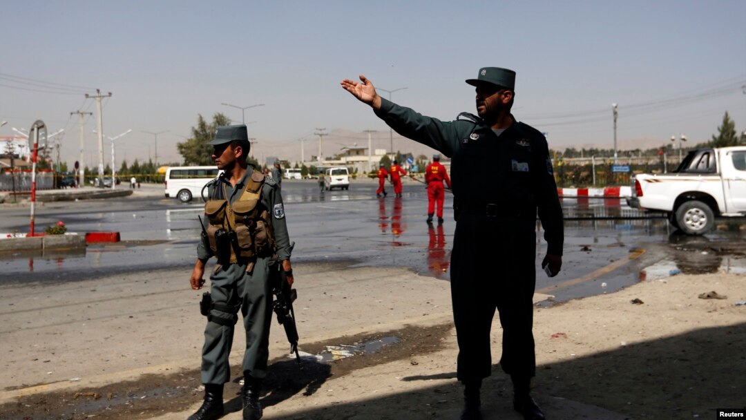 Polisi Afghanistan mengamankan lokasi di dekat bandara ibukota Kabul, pasca terjadinya serangan (foto: dok).