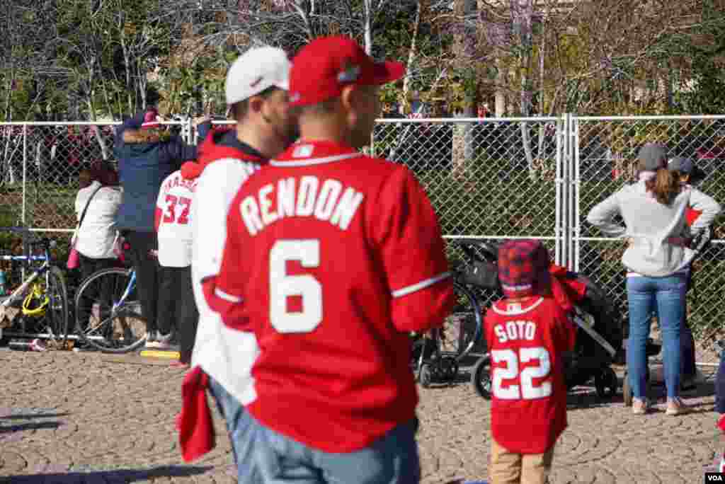 Los jugadores latinos tuvieron una destacada labor en esta temporada y en el triunfo de los Nacionales. En la imagen, un niño y su padre visten las camisetas de los peloteros&nbsp;Anthony Michael Rendón y Juan José Soto Pacheco.