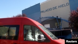 Las autoridades españolas están utilizando una pista de patinaje en hielo en Madrid para enviar los cadáveres después de que la morgue municipal quedó abrumada.