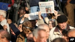 Para pendukung partai-partai oposisi Hongaria berdemonstrasi melawan korupsi dan sebagai aksi solidaritas terhadap harian politik Nepszabadsag, di pusat kota Budapest (16/10). (Balazs Mohai/MTI via AP)