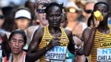 Rebecca Cheptegei kwenye mbo za Marathoni huko Budapest, Hungary - Augosti 26, 2023. Picha na REUTERS/Dylan Martinez/File Photo