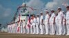 Foto publicado por el Servicio de Prensa del Ministerio de Defensa de Rusia muestra a marineros militares rusos asisten a una ceremonia de bienvenida de su ejercicio conjunto de fuerzas navales en Zhanjiang, provincia de Guangdong, China, el domingo 14 de julio de 2024.