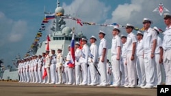 Foto publicado por el Servicio de Prensa del Ministerio de Defensa de Rusia muestra a marineros militares rusos asisten a una ceremonia de bienvenida de su ejercicio conjunto de fuerzas navales en Zhanjiang, provincia de Guangdong, China, el domingo 14 de julio de 2024.