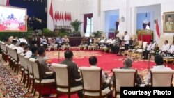 Sidang Kabinet Paripurna yang dihadiri Presiden Joko Widodo dan Wapres Ma'ruf Amin beserta seluruh menteri dan pejabat menteri terkait dalam pembahasan RPJMN 2020-2024 di Istana Negara, Jakarta, Senin (6/1) (Biro Setpres).