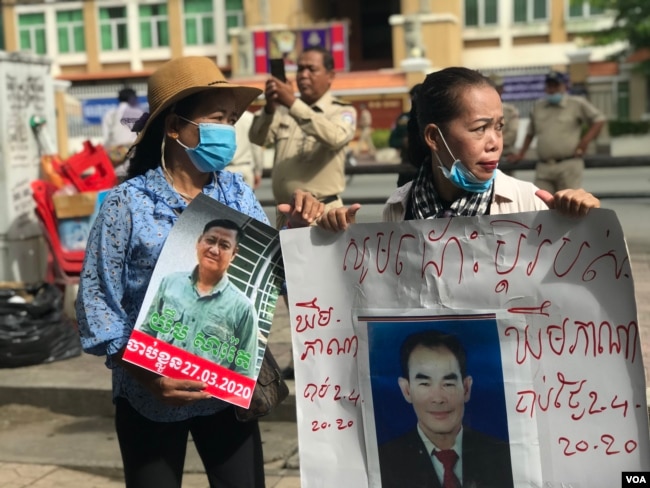 រូប​ឯកសារ៖ អ្នកស្រី ​សុខ​ បូលីម៉ា​ ​អាយុ​៥០​ឆ្នាំ​ ឈរកាន់​រូបថត​ស្វាមីគាត់​ គឺ​លោក​ ឃឹម ភាណា​ នៅមុខ​សាលាដំបូង​រាជធានី​ភ្នំពេញ​ ថ្ងៃទី​៣​ ខែកក្កដា​ ឆ្នាំ​២០២០​។ (ហ៊ុល រស្មី/វីអូអេ)