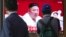 韩国首尔火车站的旅客在观看电视屏幕上朝鲜领导人金正恩的图像。（2020年9月25日）