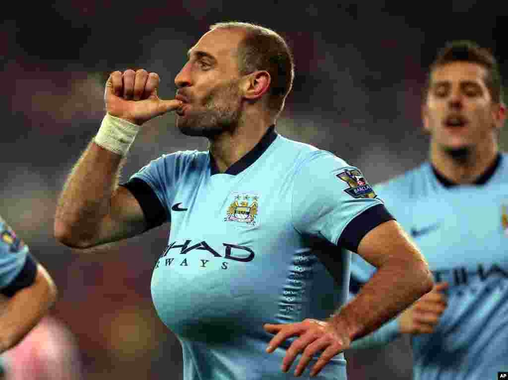 Cầu thủ Pablo Zabaleta của đội Manchester City mừng bàn thắng trong trận bóng đá giải Ngoại hạng Anh với đội Sunderland tại Sân vận động Ánh sáng, Sunderland, Anh, ngày 3 tháng 12, 2014. 