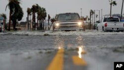 Un camion pris dans la tempête, sous l’ouragan Harvey à Corpus Christi, Texas, 25 août 2017.