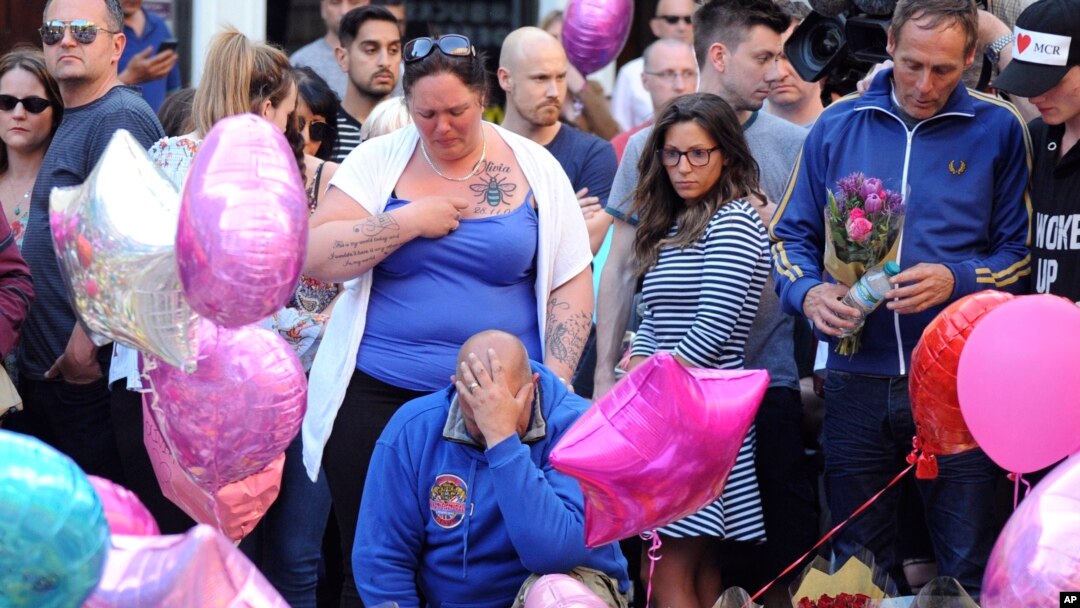 Ibu Olivia Campbell, Charlotte Campbell (tengah) dan ayah tirinya, Paul Hodgson (di bawah), mengenang korban ledakan di luar Manchester Arena, di Lapangan St Ann.