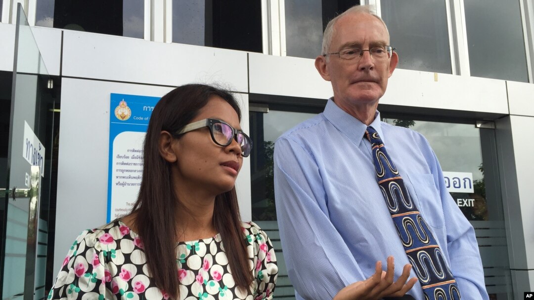Ông Alan Morison và nhà báo Chutima Sidasathien phát biểu trước truyền thông trước khi ra tòa ở Phuket, Thái Lan, hôm 14/7/2015.