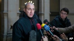 Chief suspect Vjeran Tomic faces the media in Paris, Feb. 20, 2017. Accused of involvement in one of the world's biggest art heists, the "Spiderman" was found guilty and sentenced to eight years in prison.