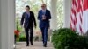 Presiden Joe Biden dan Perdana Menteri Jepang Fumio Kishida berjalan dari Kantor Oval menuju konferensi pers di Taman Mawar Gedung Putih, Rabu, 10 April 2024, di Washington. (Foto: AP)
