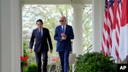 Президент США Джо Байден і прем’єр-міністр Японії Фуміо Кісіда йдуть з Овального кабінету на пресконференцію в Трояндовому саду Білого дому, 10 квітня 2024 р. AP Photo/Evan Vucci