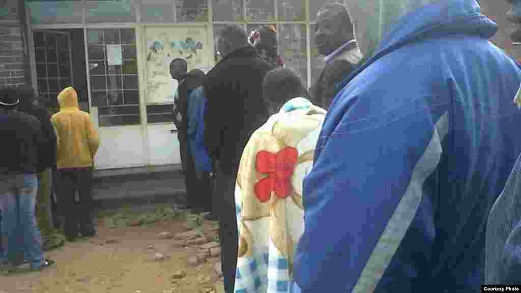 Zimbabweans at a polling station Wednesday