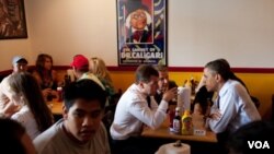 Barack Obama y Dmitry Medvedev hablan mientras esperan por su almuerzo enRay's Hell Burger un restaurante en Arlington.