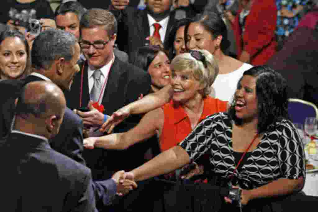 El presidente retoma el tema de la enseñanza para destacar que con adecuados incentivos las escuelas pueden lograr el éxito docente.