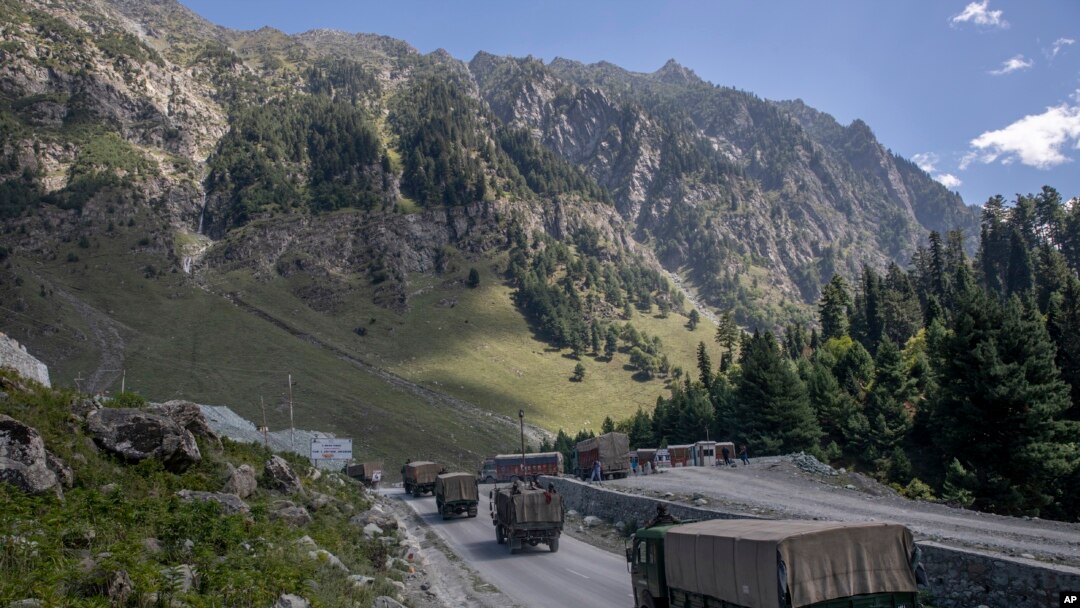 Konvoi kendaraan militer India di jalan raya Srinagar-Ladakh di Srinagar, wilayah Kashmir yang dikuasai oleh India, di perbatasan India-China, 9 September 2020. (Foto: Dar Yasin/AP Photo)