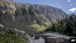 Konvoi kendaraan militer India di jalan raya Srinagar-Ladakh di Srinagar, wilayah Kashmir yang dikuasai oleh India, di perbatasan India-China, 9 September 2020. (Foto: Dar Yasin/AP Photo)