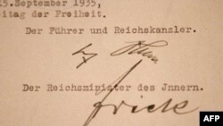 Нюрнбергские законы с подписью Адольфа Гитлера