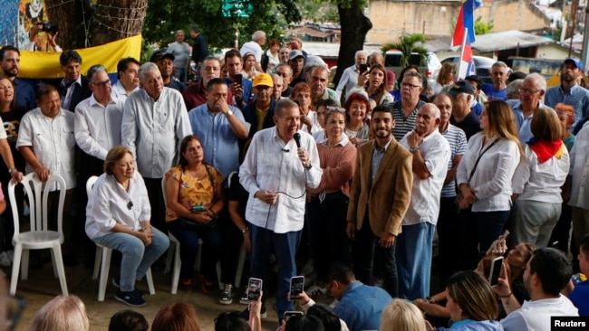 Edmundo González Urrutia, candidato presidencial de la oposición en Venezuela, participa en un acto político en Caracas, el 19 de junio de 2024. Según encuestas, tiene más de 50% de intención de voto a su favor.