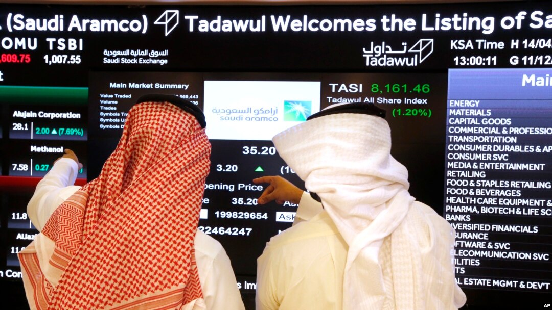 Para pejabat bursa Arab Saudi memperhatikan harga saham Saudi Aramco di Bursa Saham di Riyadh, Arab Saudi, 11 Desember 2019. 