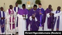 Messe funéraire à l'église catholique en mémoire du général Adolphe Nshimirimana, un haut gradé des services sécuritaires à Bujumbura, le 22 août 2015. (Photo REUTERS/Evrard Ngendakumana)