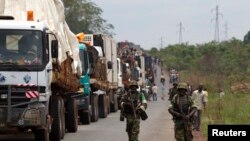 Pasukan perdamaian menjaga konvoi menuju Kamerun, dekat Bangui, Republik Afrika Tengah (8/4).