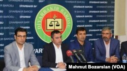 Güneydoğu’daki 16 baro ortak bir açıklama yaparak Diyarbakır Baro Başkanı Tahir Elçi’ye destek verdi. Barolar adına açıklama yapan Van Baro Başkanı Murat Timur, Kürt sorununun, esasında siyasal ama aynı zamanda hukuki ve sosyolojik yönleri olan bir mesele olduğunu söyledi