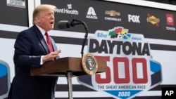 El presidente Donald Trump habla antes del inicio de la carrera de NASCAR Daytona 500 en Daytona Beach, Florida, el domingo, 16 de febrero de 2020.