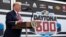El presidente Donald Trump habla antes del inicio de la carrera de NASCAR Daytona 500 en Daytona Beach, Florida, el domingo, 16 de febrero de 2020.