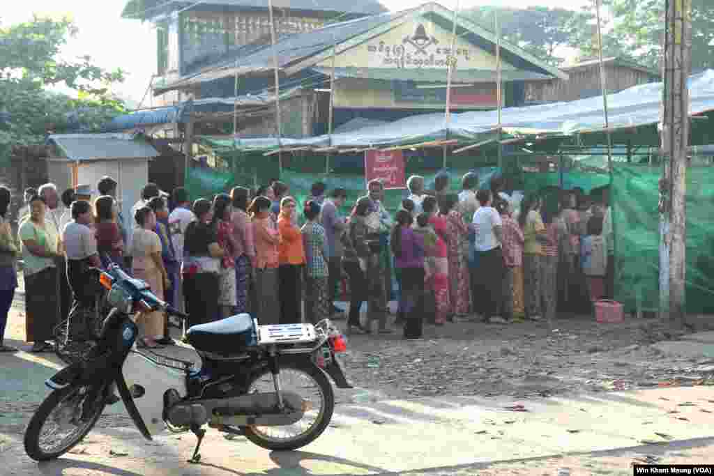 Voters lined up to vote at a polling station in Pyay Township, Nov. 8, 2015.