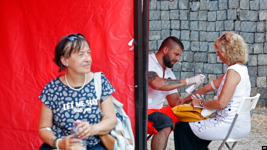 Tes antibodi di Budapest, Kamis, 8 Juli 2021. (AP Photo/Laszlo Balogh)