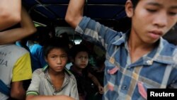 ရခိုင်ပြည်နယ်အတွင်းဖြစ်ပွားခဲ့သော စစ်ပွဲများကြောင့် မောင်တောမြို့ကနေ ထွက်ပြေးတိမ်းရှောင်ခဲ့ရသော ရခိုင်ဒုက္ခသည် ကလေးတချို့။ (သြဂုတ် ၂၈၊ ၂၀၁၇)