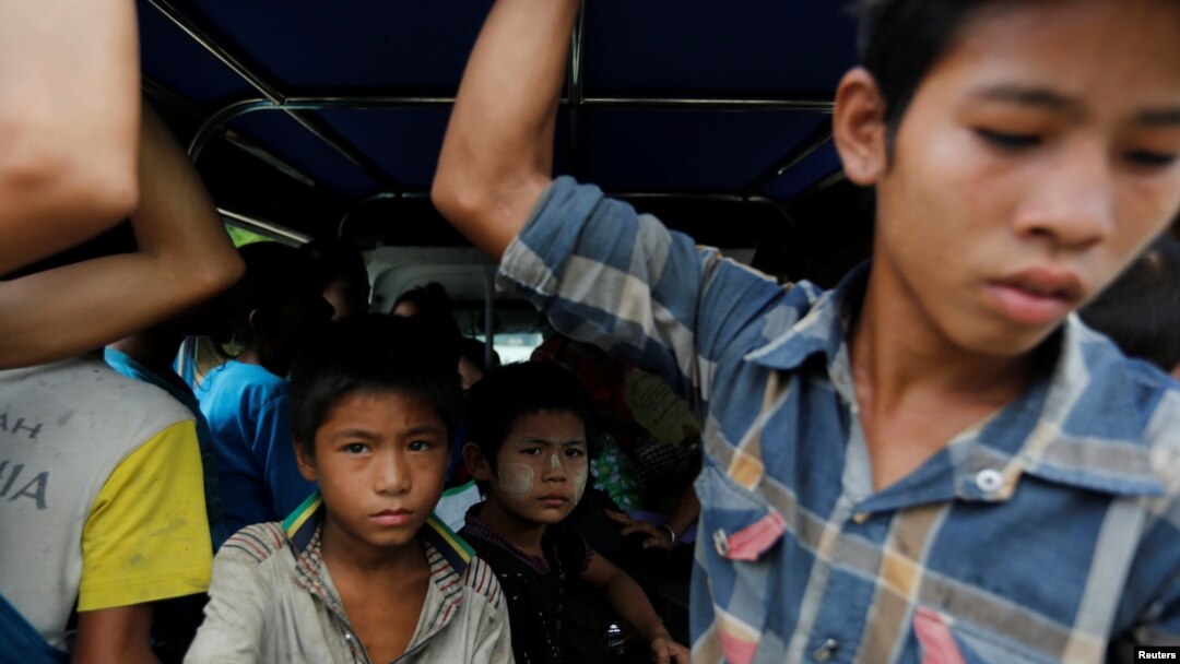 Warga etnis Rakhine yang melarikan diri dari Maungdaw 
