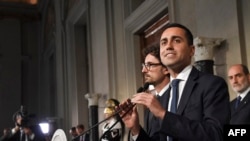 Luigi Di Maio, leader anti-système du Mouvement des cinq étoiles (M5S), parle à la presse après une rencontre avec le président italien Sergio Mattarella à Rome dans le cadre des consultations des partis politiques pour former un gouvernement le 14 mai 2018