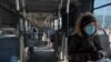 Žena nosi masku u autobusu u Pekingu