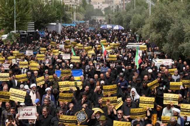 İran'ın başkenti Tahran'da göstericiler İsrail ve İsveç'i protesto etti.