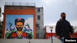 Un mural de Frida Khalo con una mascarilla se observa en la pared de un edificio en Ciudad de México, el 24 de septiembre de 2020.