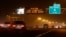Un letrero avisa sobre baja velocidad en la carretera I-10 de Arizona, donde ayer hubo un accidente múltiple que dejó tres personas muertas.