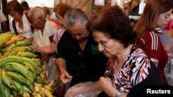 Venezolanos compran en un mercado informal al aire libre en Caracas.