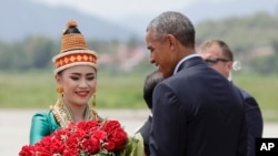 ປະທານາທິບໍດີໂອບາມາ ຖືກຕ້ອນຮັບ ເວລາທ່ານເດີນທາງ ໂດຍເຮືອບິນປະຈຳຕຳແໜ່ງ Air Force One ໄປເຖິງ ສະໜາມບິນນະຄອນຫຼວງພະບາງ. (7 ກັນຍາ 2016)
