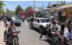 Haiti police and some civilian supporters took to the streets of Port au Prince, April 27, 2020 to demand back pay and better working conditions. (VOA Creole/Matiado Vilme)