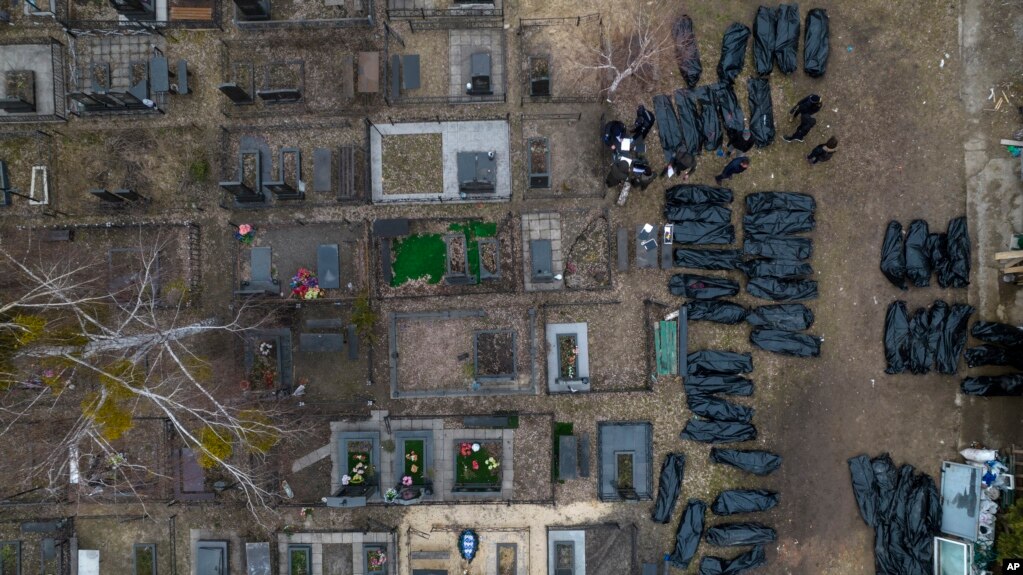 Встановлення осіб вбитих під час російської окупації Бучі, 6 квітня 2022. AP Photo/Rodrigo Abd