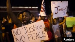 ພວກປະທ້ວງພາກັນເຕົ້າໂຮມ ຢູ່ຕໍ່ໜ້າກົມຕຳຫລວດ ທີ່ເມືອງ Ferguson ລັດ Missouri