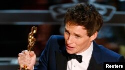Eddie Redmayne acepta el Oscar como Mejor Actor por "The Theory of Everything" durante la entrega 87 de los premios. Hollywood, California. 22-2-15.