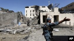 Pasukan keamanan Afghanistan memeriksa lokasi serangan bunuh diri di Kabul, Afghanistan, 6 September 2016 (Foto:AP Photo/Rahmat Gul)