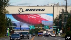 Arhiva - Saobraćaj se odvija ispred velikog proizvodnog postrojenja Boeinga, u Everttu, država Washington, 1. oktobra 2020.